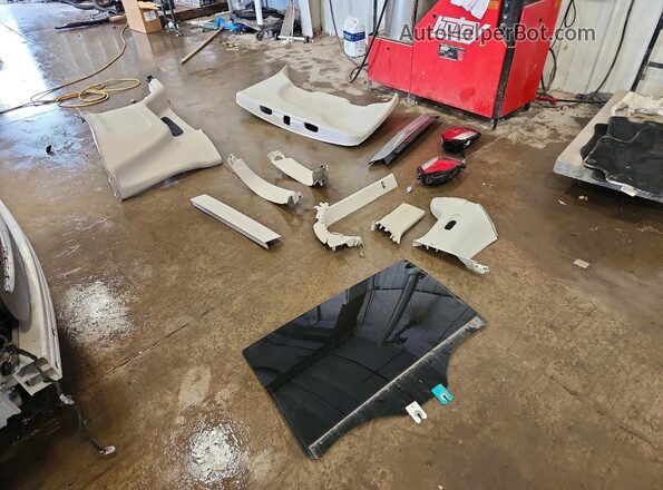2C4RC1DG1LR163889 2020 CHRYSLER VOYAGER Silver Widok naklejki z numerem VIN