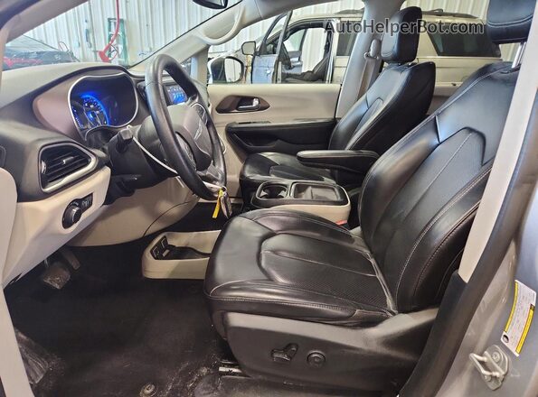 2C4RC1DG1LR163889 2020 CHRYSLER VOYAGER Silver Widok wnętrza z przodu