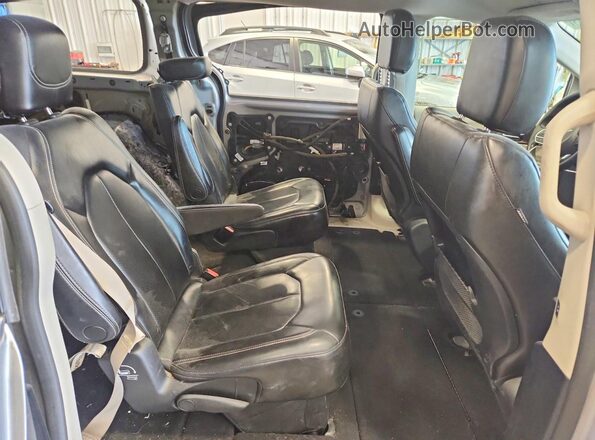 2C4RC1DG1LR163889 2020 CHRYSLER VOYAGER Silver Widok wnętrza z tyłu