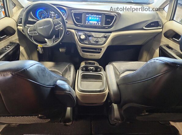 2C4RC1DG1LR163889 2020 CHRYSLER VOYAGER Silver Widok deski rozdzielczej