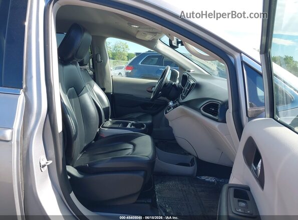 2C4RC1DG1LR176447 2020 CHRYSLER VOYAGER Silver Front interior view