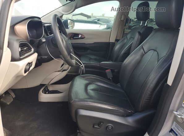 2C4RC1DG3HR711933 2017 CHRYSLER PACIFICA Серебряный Вид салона спереди