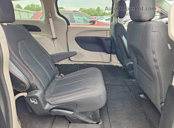 2C4RC1DG4HR610304 2017 CHRYSLER PACIFICA Gray Widok tylnych siedzeń