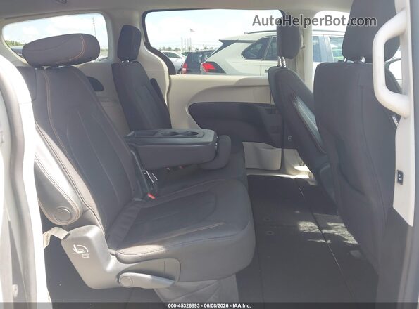 2C4RC1DG8HR565674 2017 CHRYSLER PACIFICA Cream VIN კოდის სტიკერის ხედი