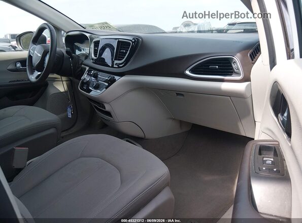 2C4RC1DG8HR831176 2017 CHRYSLER PACIFICA White Front interior view