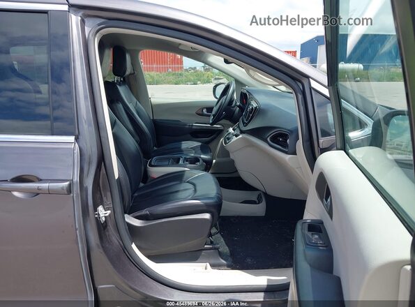 2C4RC1DG9LR195652 2020 CHRYSLER VOYAGER Gray Front interior view