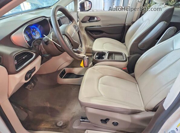 2C4RC1DG9LR260970 2020 CHRYSLER VOYAGER Белый Вид салона спереди