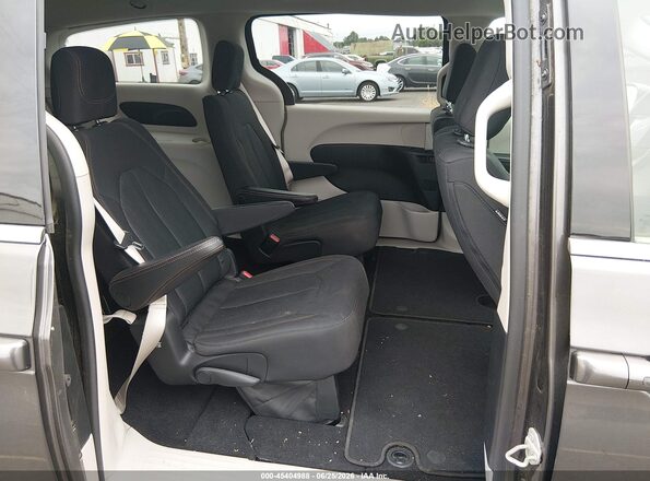 2C4RC1DGXJR253748 2018 CHRYSLER PACIFICA Gray Widok naklejki z numerem VIN