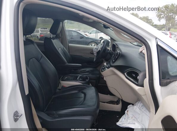 2C4RC1DGXLR257043 2020 CHRYSLER VOYAGER White Front interior view
