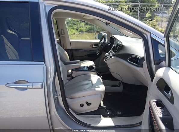2C4RC1EG6HR756797 2017 CHRYSLER PACIFICA Silver Widok wnętrza z przodu