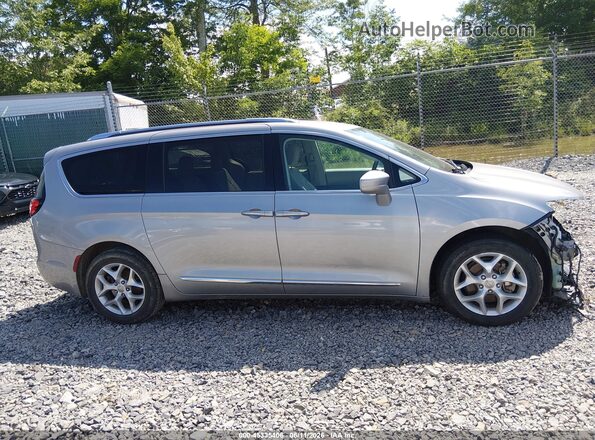 2C4RC1EG6HR756797 2017 CHRYSLER PACIFICA Silver Widok wnętrza z tyłu