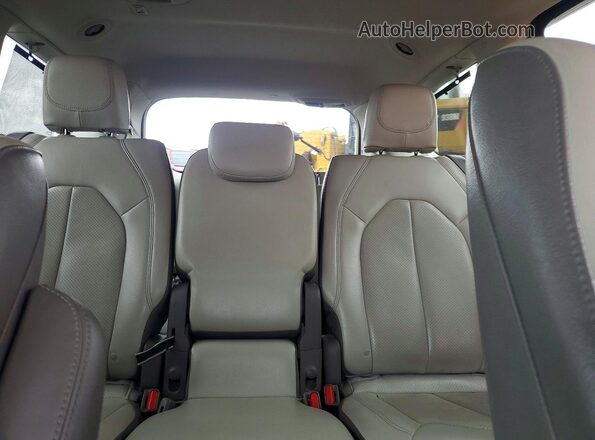 2C4RC1EG6JR127319 2018 CHRYSLER PACIFICA Red Widok tylnych siedzeń