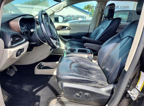 2C4RC1EG6JR247900 2018 CHRYSLER PACIFICA Black Front interior view