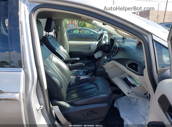 2C4RC1EG9HR851385 2017 CHRYSLER PACIFICA Silver Widok wnętrza z przodu