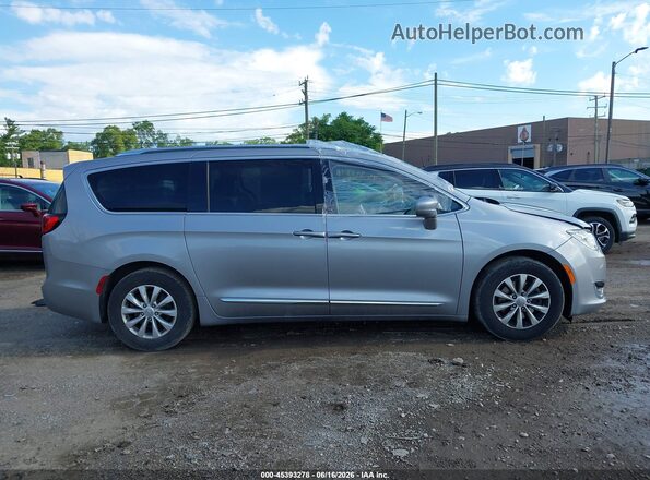 2C4RC1EG9HR851385 2017 CHRYSLER PACIFICA Silver Widok wnętrza z tyłu