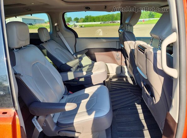 2C4RC1EG9JR172299 2018 CHRYSLER PACIFICA Оранжевый Вид задних сидений