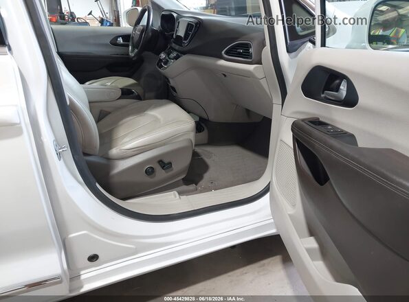 2C4RC1EGXLR230603 2020 CHRYSLER PACIFICA Белый Вид салона спереди