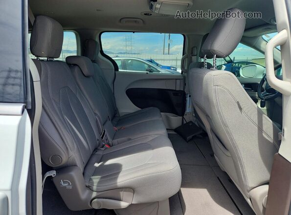 2C4RC1FG2JR157111 2018 CHRYSLER PACIFICA White Вид задньої частини салону