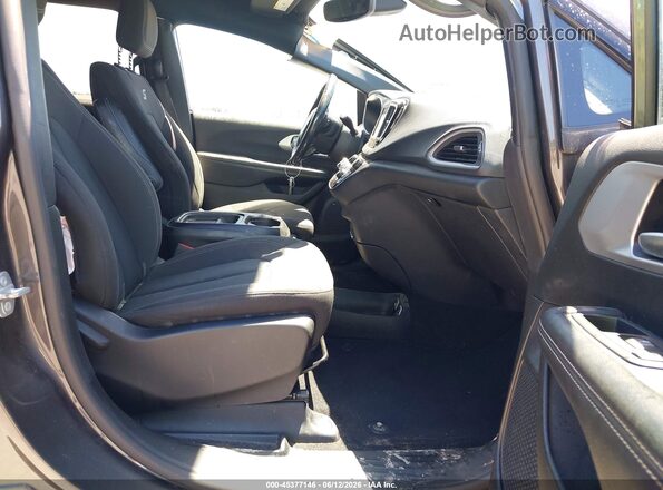 2C4RC1FG5LR100422 2020 CHRYSLER PACIFICA Gray Front interior view