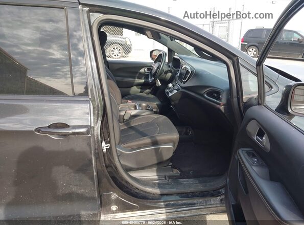 2C4RC1FG6JR235101 2018 CHRYSLER PACIFICA Black Front interior view