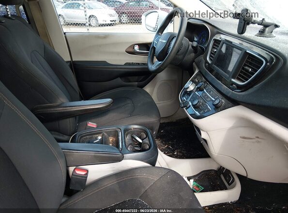 2C4RC1FG7JR125755 2018 CHRYSLER PACIFICA White Front interior view