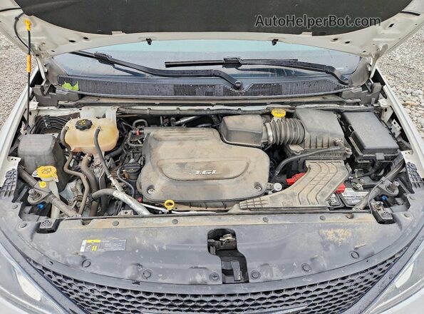 2C4RC1FGXJR351854 2018 CHRYSLER PACIFICA White Vista del compartimento del motor