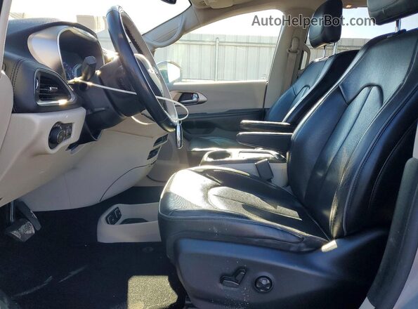 2C4RC1GG1JR103572 2018 CHRYSLER PACIFICA Silver Front interior view