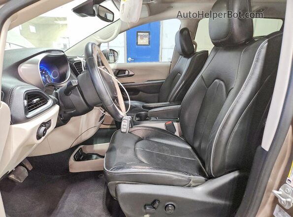 2C4RC1GG2HR727536 2017 CHRYSLER PACIFICA Tan 