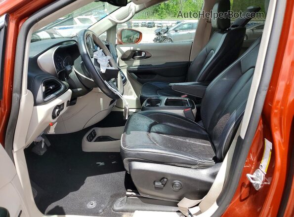 2C4RC1GG2JR364855 2018 CHRYSLER PACIFICA Коричневый Вид салона спереди