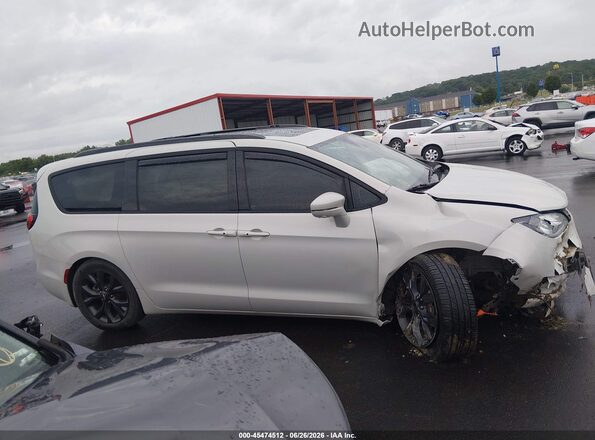 2C4RC1GG2LR124286 2020 CHRYSLER PACIFICA Белый Вид задней части салона