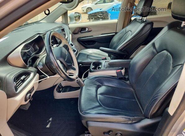 2C4RC1GG4JR246015 2018 CHRYSLER PACIFICA Silver Widok wnętrza z przodu