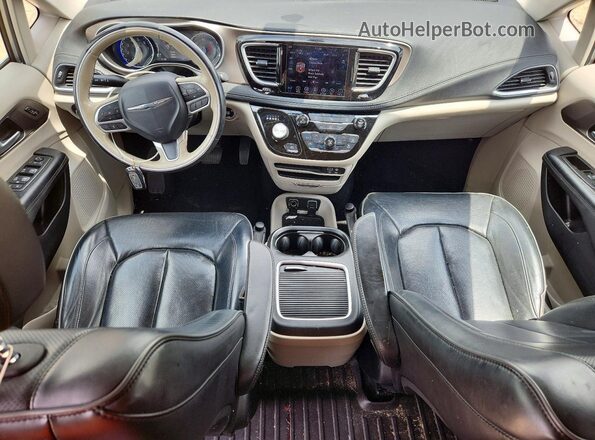 2C4RC1GG4JR246015 2018 CHRYSLER PACIFICA Silver Widok deski rozdzielczej