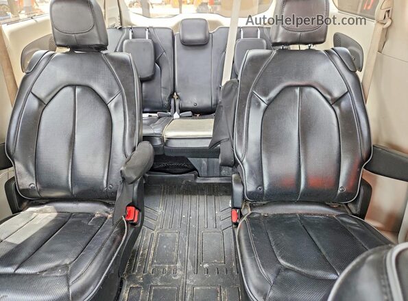 2C4RC1GG4JR246015 2018 CHRYSLER PACIFICA Silver Widok tylnych siedzeń
