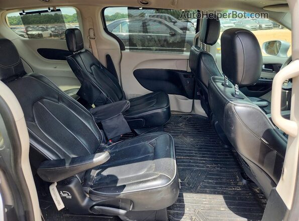 2C4RC1GG4JR246015 2018 CHRYSLER PACIFICA Silver Widok wnętrza z tyłu