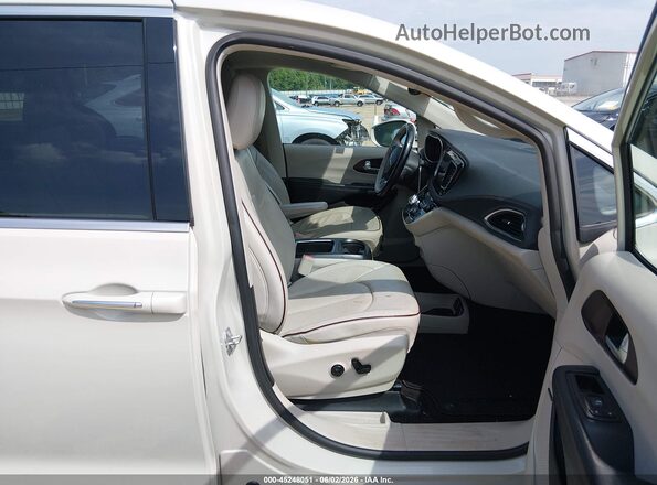 2C4RC1GG5HR553798 2017 CHRYSLER PACIFICA White Vista interior delantera