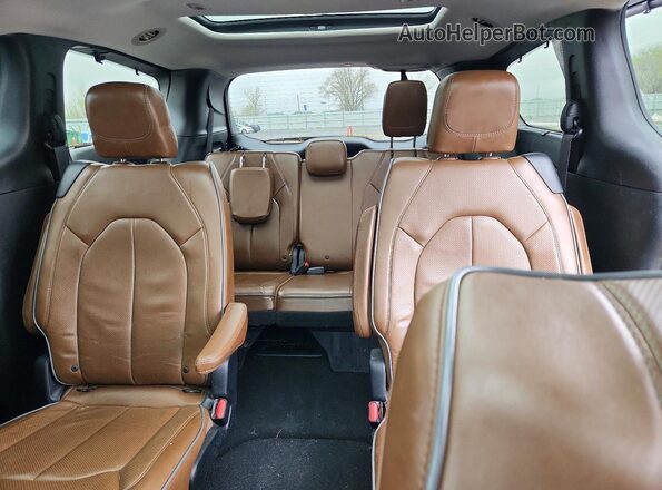2C4RC1GG5JR107902 2018 CHRYSLER PACIFICA Black Widok tylnych siedzeń