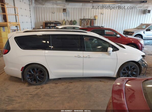 2C4RC1GG7LR134098 2020 CHRYSLER PACIFICA White Rear interior view