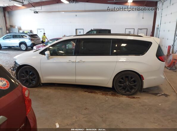 2C4RC1GG7LR134098 2020 CHRYSLER PACIFICA White 360 interior view