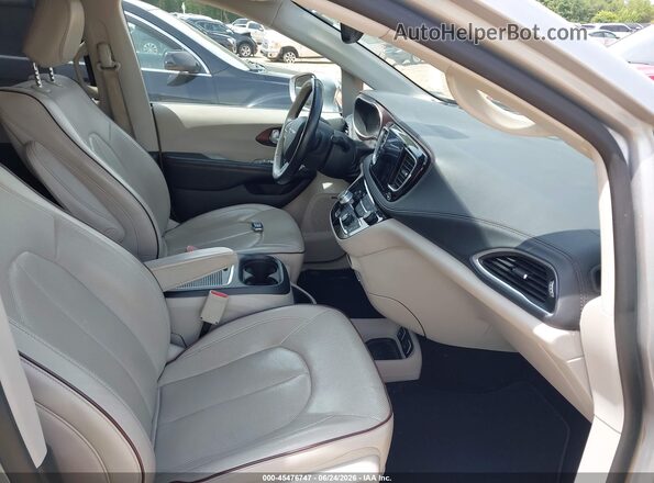 2C4RC1GG8HR533125 2017 CHRYSLER PACIFICA Silver Front interior view