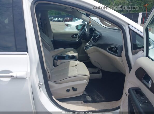 2C4RC1GGXHR754385 2017 CHRYSLER PACIFICA White Vista interior delantera