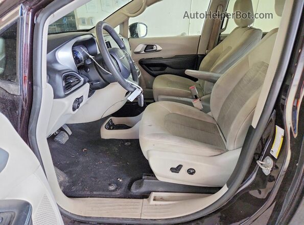 2C4RC1H70JR125142 2018 CHRYSLER PACIFICA Черный Вид салона спереди