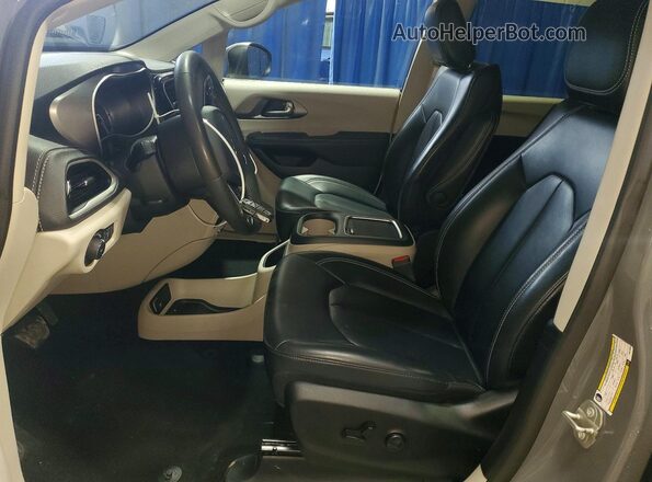 2C4RC1L75PR618038 2023 CHRYSLER PACIFICA Серебряный Вид салона спереди