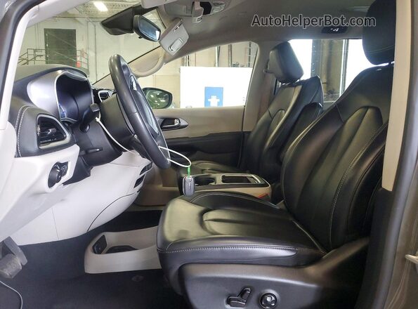 2C4RC1L75PR618055 2023 CHRYSLER PACIFICA Gray Вид салону спереду