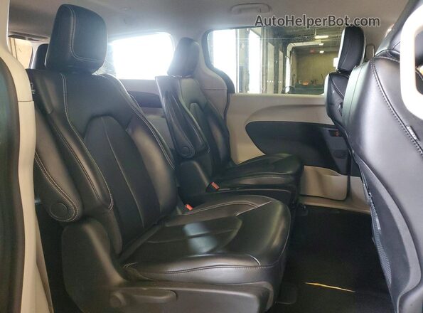 2C4RC1L75PR618055 2023 CHRYSLER PACIFICA Gray Вид задньої частини салону