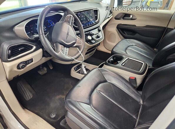 2C4RC1L77PR618395 2023 CHRYSLER PACIFICA Белый Вид салона спереди