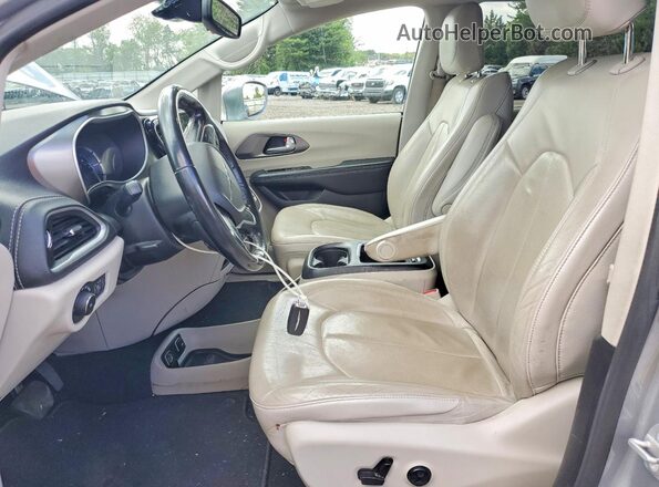 2C4RC1L7XMR591477 2021 CHRYSLER PACIFICA Серебряный Вид салона спереди