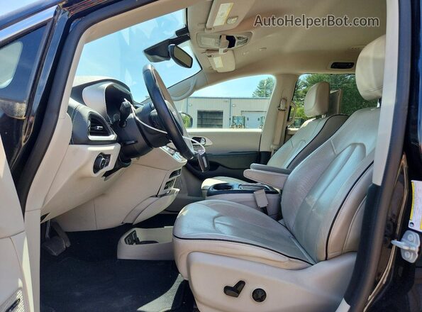2C4RC1N70JR144830 2018 CHRYSLER PACIFICA Black Вид салону спереду