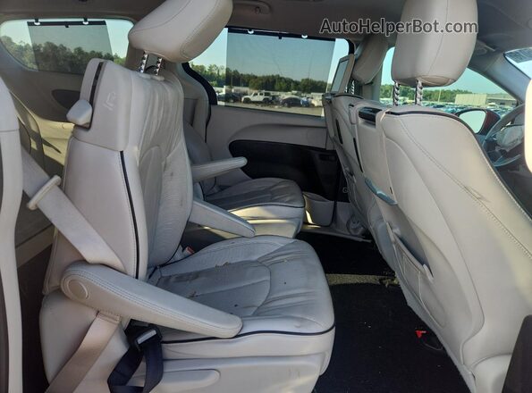 2C4RC1N71KR705912 2019 CHRYSLER PACIFICA Red Rear interior view