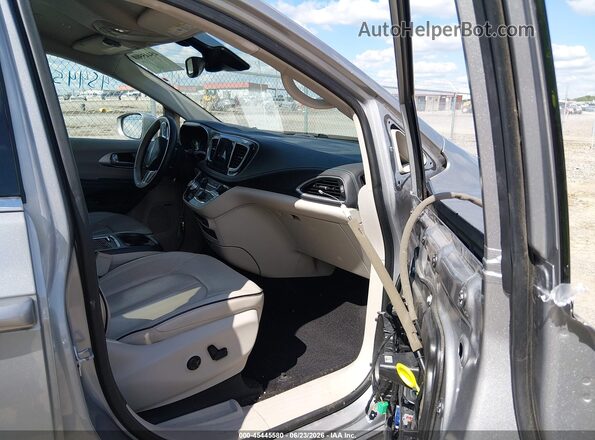 2C4RC1N72JR105513 2018 CHRYSLER PACIFICA Серебряный Вид салона спереди
