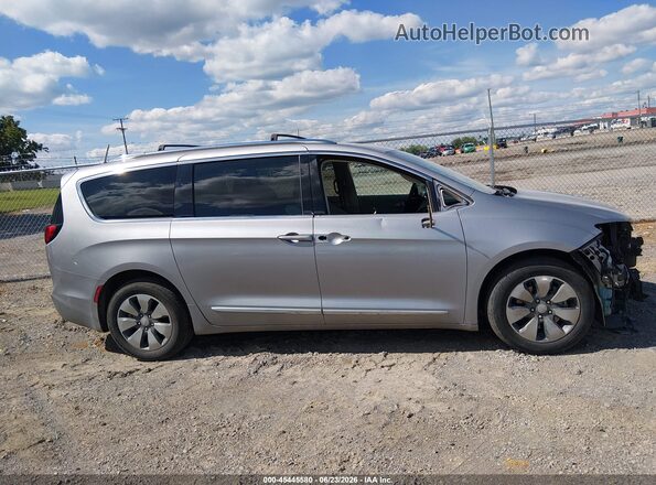 2C4RC1N72JR105513 2018 CHRYSLER PACIFICA Серебряный Вид задней части салона